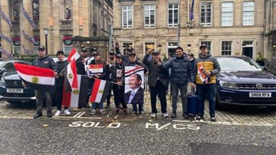فور وصوله.. أبناء الجالية المصرية ببريطانيا ينظمون وقفة أمام مقر الرئيس السيسي