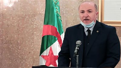رئيس الحكومة الجزائرية يدعو للترويج للادخار باعتباره المحفز الأول للنمو الاقتصادي