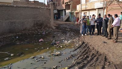 نائب محافظ بني سويف يناقش حل مشكلة المياه الجوفيه بالدوالطة