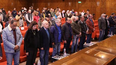 دقيقة حداد علي روح الفنان زكي فطين عبد الوهاب خلال حفل توقيع كتاب بشارة