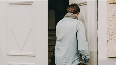 ما آداب الاستئذان عند دخول البيوت للزيارة؟