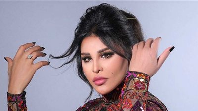 أحلام الشامسي تنفعل على معجبين حاولوا التقاط صورة معها(فيديو)