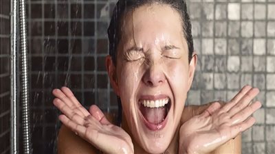 هل يساعد الاستحمام بالماء البارد على فقدان الوزن؟.. دراسة تحسم الجدل