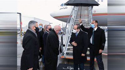 فيديو.. السيسي يُحيي أبناء مصر ببريطانيا من أمام مقره بـ