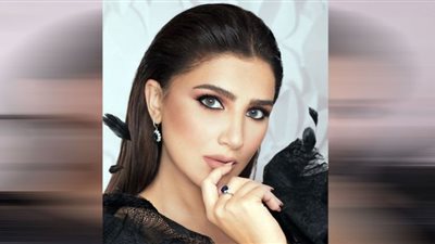 مي عمر تعتمد أحدث صيحات أحذية شتاء 2022 في مهرجان سوشياليستا