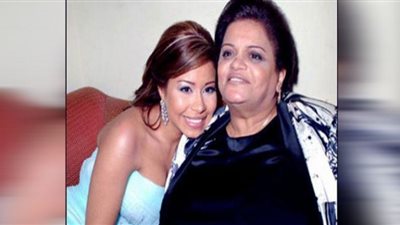 عيد الأم| شيرين تهنىء والدتها: دنيتي (فيديو)