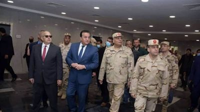 صور| وزير التعليم العالي في جولة تفقدية لمستشفى 500500