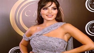 نادين نسيب نجيم تعتمد موضة القفازات الكلاسيكية في حفل الموركس دور