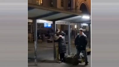 فيديو.. مشاهد مؤثرة لجندي أوكراني يودع زوجته قبل الانطلاق إلى ساحة الحرب