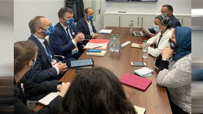 وزيرة البيئة تلتقي ببطل العمل المناخي لمؤتمر المناخ COP26 وفريق عمله