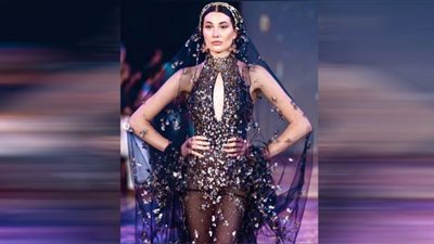 جرأة وأناقة فساتين ربيع وصيف 2022 بتوقيع مايكل سينكو