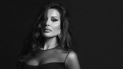 نادين نجيم تتألق ببدلة كلاسيكية برفقة منى الشاذلي