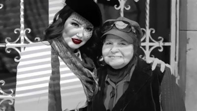 سمية الخشاب تشارك في احتفالات عيد الأم بصورة مع والدتها (صورة)