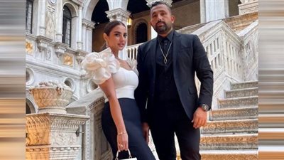 درة زروق تعتمد صيحة الكب برفقة زوجها (صور)