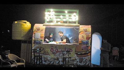 «شيماء سمير» فتاة عشرينية تحصل على أول ترخيص لسيارة طعام متنقل فى الشرقية