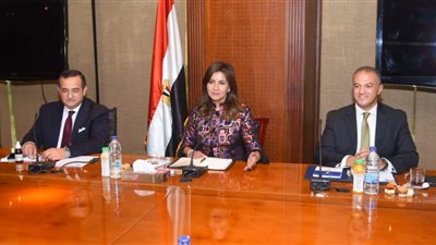 وزيرة الهجرة تتابع خطوات بدء العمل بوثيقة التأمين على المصريين بالخارج