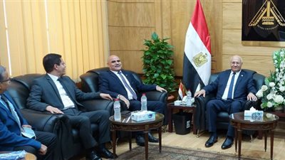 رئيس جامعتى بنها والأقصر يناقشان سبل التعاون بين الجامعتين