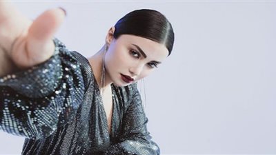 هدى الإتربي تعتمد الريش الأسود في أحدث إطلالتها بشوارع باريس