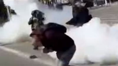 شاهد.. الجيش الروسي يفرق مظاهرة ضد الحرب في خيرسون الأوكرانية