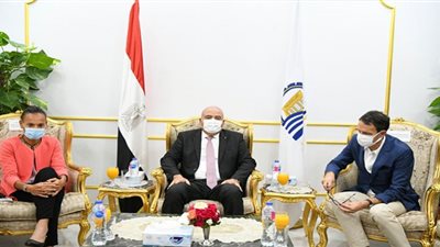 محافظ قنا يستقبل وفد الوكالة السويسرية لبحث المشروعات التي يجري تنفيذها