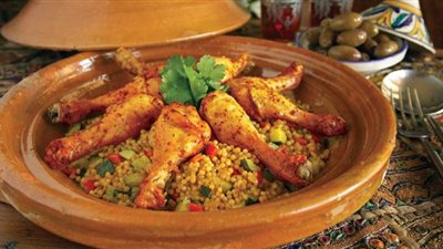 على خطى الشيف شربيني.. طريقة تحضير الدجاج المغربي بالكسكسي