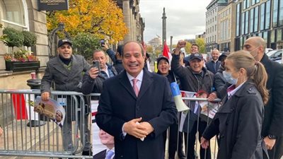 فيديو.. الجالية المصرية ببريطانيا تودع الرئيس السيسي من أمام مقره بـ 