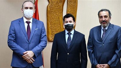 خلال لقاؤه وزير الشباب والرياضة.. سفير بيلاروس: مصر من الشركاء الأساسيين لبلادنا