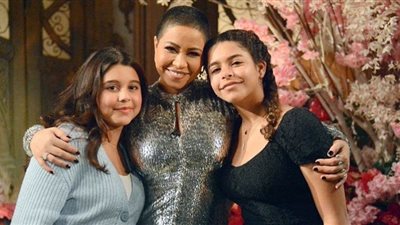 شاهد| ابنتا شيرين عبدالوهاب تحضران مفاجأة في عيد الأم