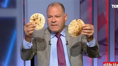الديهي يزن أرغفة الخبز على الهواء ويكتشف سرقة المخابز في الجرامات (شاهد)