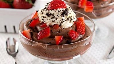 سريع التحضير.. طريقة عمل موس الشوكولاتة بالفراولة