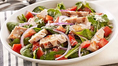 لكسر الروتين.. طريقة عمل سلطة الدجاج الصحية