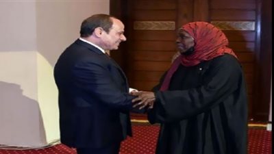 الحاجة مكة تروي كواليس حديثها مع الرئيس السيسي: كنت هطير من الفرحة (فيديو)