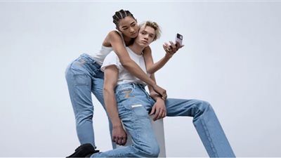 سامسونج تصمم بنطلون جينز مخصص لـ Galaxy Z Flip 3.. فكرة جيدة لسرقة هاتفك