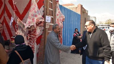محافظ الشرقية يتفقد منفذ بيع لحوم بالزقازيق ويقرر تخفيض سعرها
