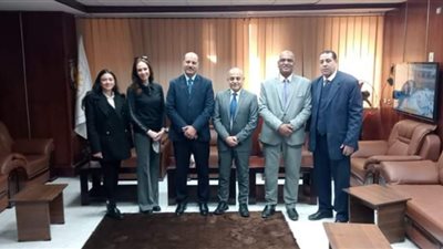 وفد الجامعة الأمريكية يزور سوهاج لشرح برامج منح الجامعة لطلاب الثانوية العامة