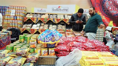 صور.. إقبال جماهيري على معرض 
