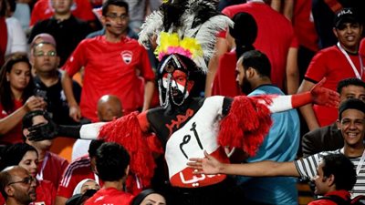 احذر.. سجن وغرامة ضخمة عقوبة إشعال الشماريخ في مباراة مصر والسنغال