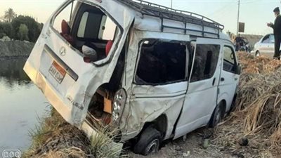 إصابة 13 شخصًا في حادث انقلاب سيارة ميكروباص بقنا