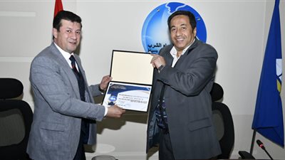 رئيس مياه دمياط يكرم سكرتير عام المحافظة