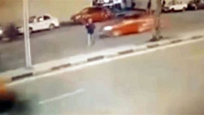 شاهد.. لحظة دهس سيارة لشاب أثناء عبوره الطريق في الهرم (فيديو)
