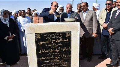 محافظ أسوان ورئيس هيئة تنمية الصعيد يدشنان أكبر مشروع إستثماري للدواجن (صور)