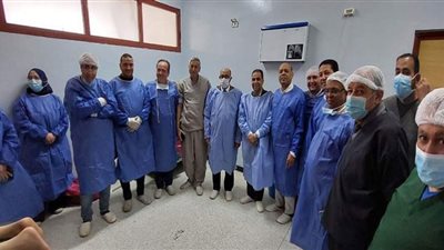 وكيل وزارة الصحة بأسيوط يمارس عملة بإجراء عمليات للمرضي بمستشفي الايمان العام