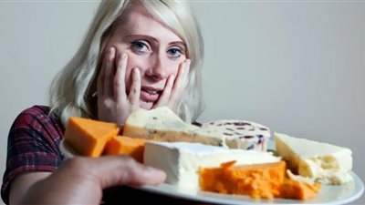 خبيرة تغذية تكشف مخاطر غير متوقعة لأكل الجبنة