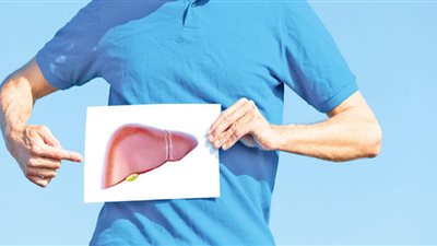 ألم في الجانب الأيمن من البطن.. أعراض مرض الكبد الدهني