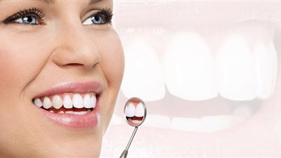 وفري فلوسك.. فاكهة لذيذة تساعد في تبييض الأسنان بشكل طبيعي