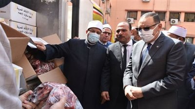 وزير الأوقاف ومحافظ الشرقية يشهدان توزيع 2 طن لحوم