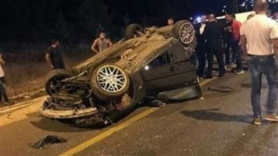 إصابة شخصين في حادث انقلاب سيارة بطريق 