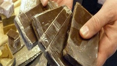 ضبط متهمين بإعادة تدوير مخدر الحشيش لمضاعفة كمياته وترويجه