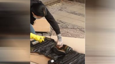 صحافيون يطلون ستراتهم لتمييزهم عن الجنود بأوكرانيا لمنع استهدافهم (فيديو)
