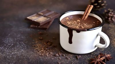 موجود في كل منزل.. الكشف عن مشروب يساعد في تجديد شباب الجلد